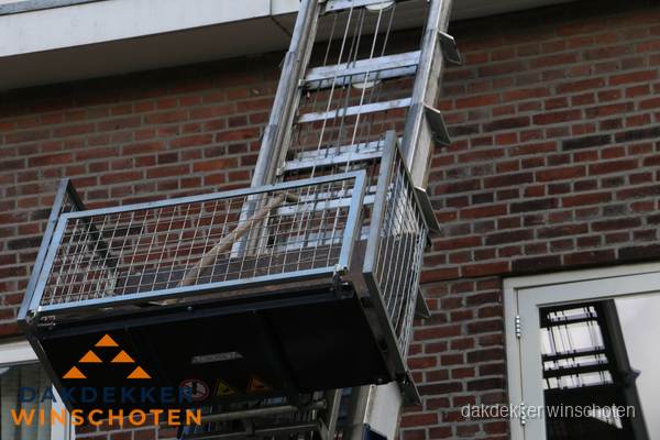 Ladderlift met dakpannen voor dakpan reparatie in Winschoten Ladderlift met dakpannen voor dakpan reparatie in Winschoten