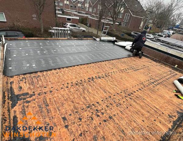 Dakdekker legt onderlaag op plat dak met houten constructie in Winschoten Dakdekker legt onderlaag op plat dak met houten constructie in Winschoten