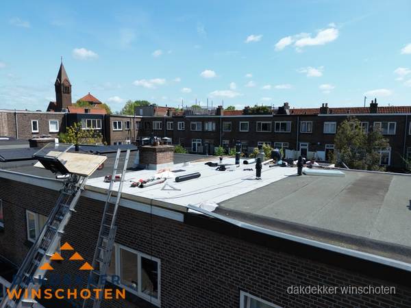Dakdekkers aan het werk op plat dak in Winschoten Dakdekkers aan het werk op plat dak in Winschoten