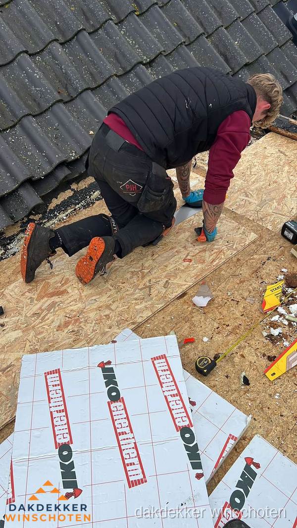 Dakdekker plaatst PIR-isolatieplaten op plat dak in Winschoten Dakdekker plaatst PIR-isolatieplaten op plat dak in Winschoten