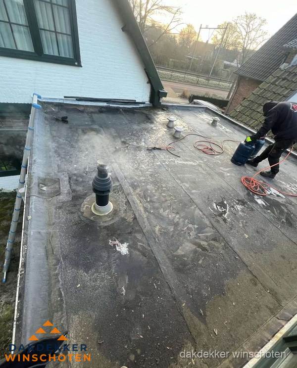 Dakdekker verhelpt daklekkage op plat dak in Winschoten Dakdekker verhelpt daklekkage op plat dak in Winschoten