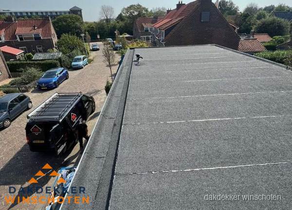 Nieuw bitumen plat dak met uitzicht over woonwijk in Winschoten Nieuw bitumen plat dak met uitzicht over woonwijk in Winschoten